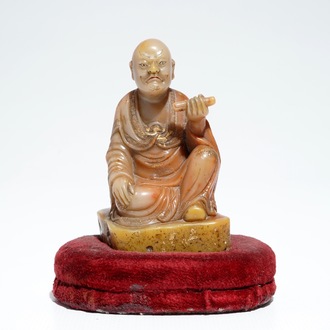 Un modèle d'un Luohan en pierre de savon, signé Yu Xuan, Chine, 17/18ème