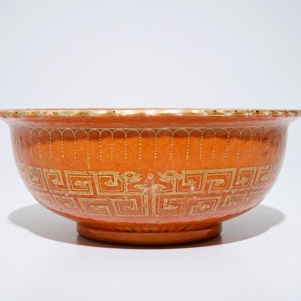 Un bol en porcelaine de Chine à fond corail et doré, marque de Daoguang, 19ème