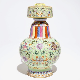 Un vase en porcelaine de Chine famille rose sur fond vert citron, marque de Qianlong, 20ème