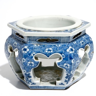 Un bassin à tasses, kensui, en porcelaine de Chine bleu et blanc, Kangxi