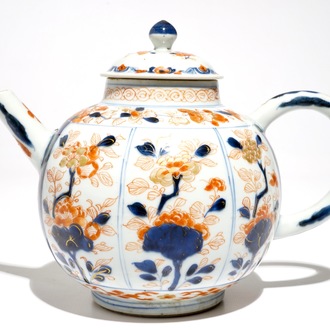 Een grote Chinese Imari-stijl theepot met deksel, Kangxi