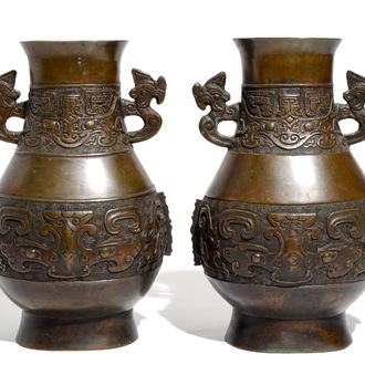 Een paar Chinese bronzen hu vazen in archaïsche stijl, 19e eeuw
