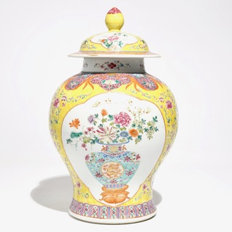 Un vase en porcelaine de Chinese famille rose à décor d'un vase fleuri, 19ème