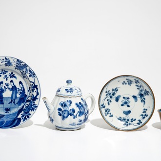 Une théière, une assiette allégorique et une tasse et soucoupe en porcelaine de Chine bleu et blanc, Kangxi/Qianlong