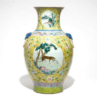 Un grand vase à décor d'un tigre en porcelaine de Chine famille rose sur fond jaune, 19ème
