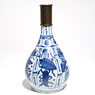 Un vase de forme bouteille en porcelaine de Chine bleu et blanc à monture Qadjar en bronze, Wanli
