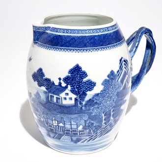 Une verseuse en porcelaine de Chine bleu et blanc à décor de paysage, Jiaqing