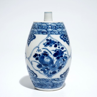 Een Chinese tonvormige flacon met blauwwit floraal decor, Kangxi