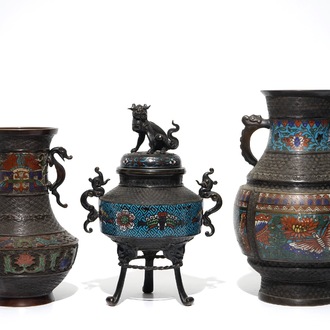 Drie Chinese bronzen vazen met email champlevé decor, China, 19e eeuw