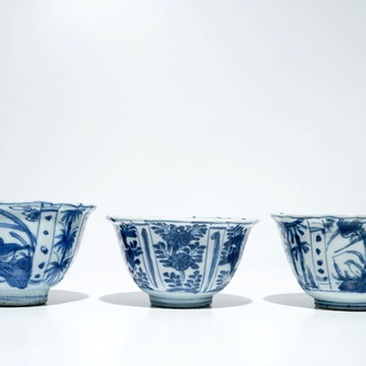 Trois bols "au corbeau" en porcelaine de Chine bleu et blanc de type kraak, Wanli