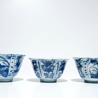 Three Chinese blue and white kraak porcelain crow cups, Wanli