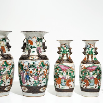 Deux paires de vases et un seul en porcelaine de Chine famille rose dit de "Nankin", 19/20ème