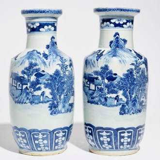 Une paire de vases de forme rouleau en porcelaine de Chine bleu et blanc, 19ème