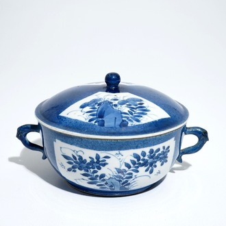 Un bol couvert en porcelaine de Chine bleu poudré, Kangxi