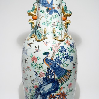 Un très grand vase en porcelaine de Chine famille rose à décor d'un paon, 19ème