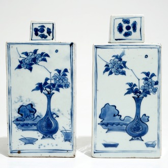 Une paire de boîtes à thé ou flacons en porcelaine de Chine bleu et blanc, Chongzheng, époque Transition