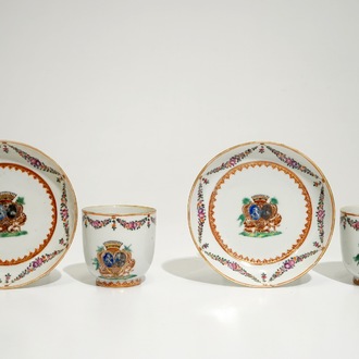 Une paire de tasses et soucoupes armoiriées en porcelaine de Chine pour le marché français, Qianlong