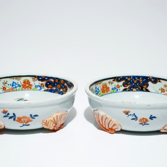 A pair of Chinese famille verte bowls on feet, Kangxi