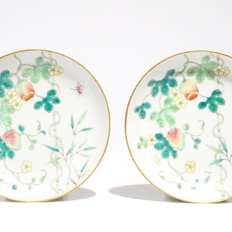 Une paire de coupes en porcelaine de Chine famille rose, marque de Guangxu, 19/20ème