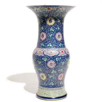 Un vase de forme yenyen en porcelaine de Chine famille rose sur fond bleu, 18/19ème