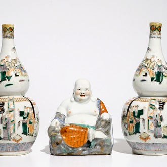 Une paire de vases de forme double goure en porcelaine de Chine famille verte et un modèle d'un Bouddha, 19/20ème