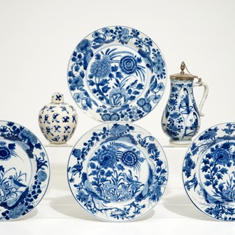 Vier Chinese blauwwitte borden, een kan met zilveren deksel en een dekselvaasje, Kangxi