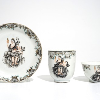 Deux tasses et une soucoupe en porcelaine de Chine grisaille à décor mythologique de Vénus et Cupidon, Qianlong