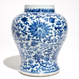 Een Chinese blauwwitte vaas met lotusslingers, Kangxi