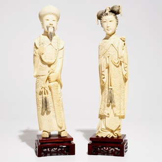 Une paire de figures en ivoire sculpté de l'empéreur et sa femme, Chine, début du 20ème