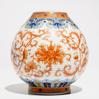 Un vase en porcelaine de Chine doucai et rouge de fer, marque de Qianlong, 20ème