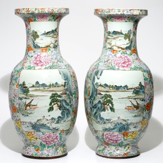 Une paire de très grands vases millefleurs en porcelaine de Chine famille rose, 19ème