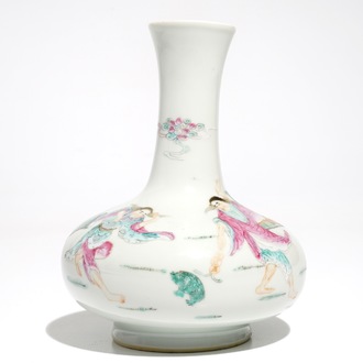 Un vase de forme bouteille en porcelaine de Chine famille rose, marque de Qianlong, 20ème