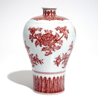 Un vase de forme meiping en porcelaine de Chine, marque de Qianlong, 20ème