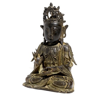 Een Chinese bronzen figuur van een zittende Guanyin, Ming