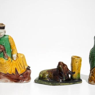 Deux porte-encens et un modèle d'un perroquet en biscuit famille verte, Kangxi