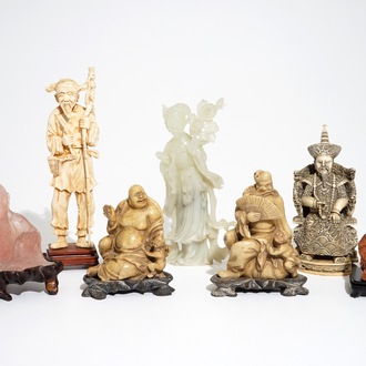 Zeven Chinese ivoren en hardstenen figuren, w.o. kwarts, zeepsteen en goudsteen, 19e/20e eeuw
