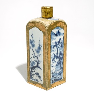 Une bouteille carrée en porcelaine d'Arita bleu et blanc à cadre en biscuit, époque Edo, 17/18ème