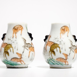 Une paire de vases miniatures de forme hu en porcelaine de Chine famille rose à décor de cerfs, 19ème