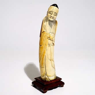 Un modèle de l'immortel Han Zhongli, sur socle en bois, Chine, fin Ming