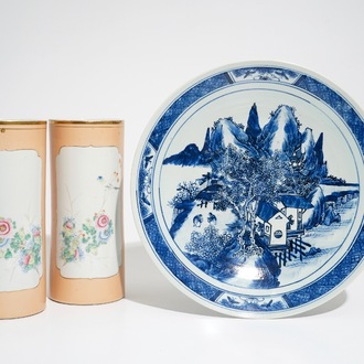 Une paire de porte-chapeaux en porcelaine de Chine famille rose et un plat en bleu et blanc, 19/20ème