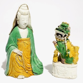Un modèle d'une Guanyin en biscuit famille verte, et un porte-encens en forme de lion bouddhiste, Kangxi