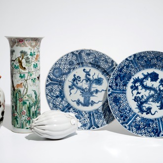 Une paire d'assiettes en porcelaine de Chine bleu et blanc, deux vases et une main de bouddha en blanc de Chine, 19/20ème