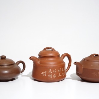 Drie diverse Yixing steengoed theepotten met deksels, 19e/20e eeuw