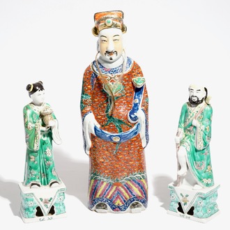 Een Chinese famille rose figuur van een onsterfelijke en een paar famille verte figuren, 19/20e eeuw