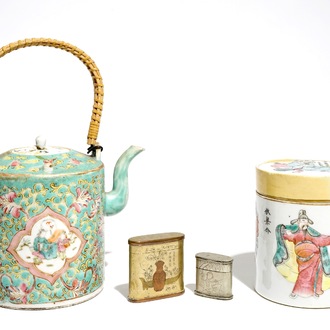 Un boîte couverte à décor Wu Shuang Pu et une grande théière en porcelaine de Chine, avec deux boîtes en métal, 19/20ème