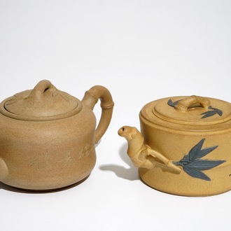 Twee Chinese zandkleurige Yixing steengoed theepotten, 20e eeuw