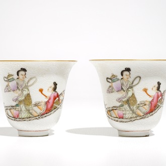 Une paire de tasses en porcelaine de Chine famille rose sur fond sgraffiato, 19/20ème