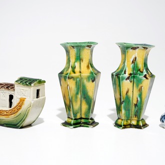 Une paire de vases de type épinards et oeuf, un bateau en biscuit famille verte et un vase miniature, Kangxi