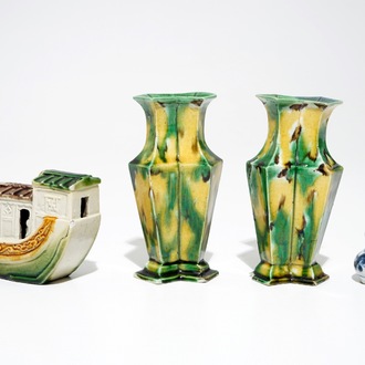 Une paire de vases de type épinards et oeuf, un bateau en biscuit famille verte et un vase miniature, Kangxi