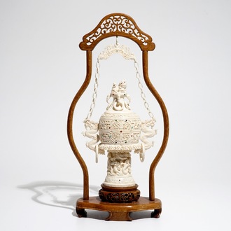 Un vase incrusté en ivoire sculpté sur socle en bois, début du 20ème